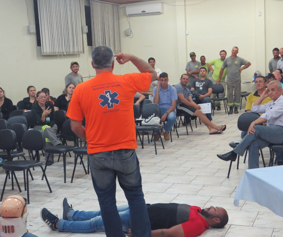  Técnico em Segurança do Trabalho palestrando para funcionários do Coopernorte. Foto: Comunicação Coopernorte