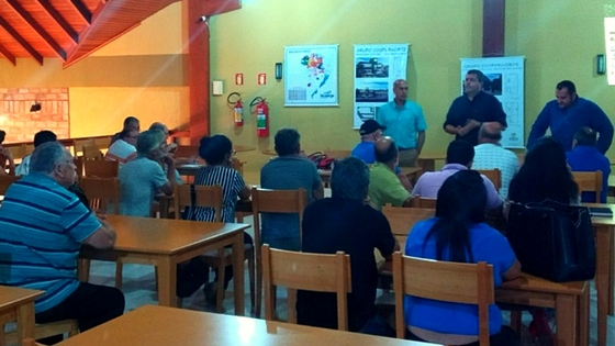 Empresário Giovani Cusinato, da D1, fala aos representantes da Associação de Condomínios de Águas Claras. Na foto(da esquerda para direita): Paulo Rocha, Giovani Cusinato e Jairton Vieira.