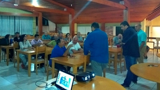Presidente do Grupo Coopernorte fala para representantes da Associação de Condomínios de Águas Claras. Na foto (da esquerda para direita): Paulo Rocha, Giovani Cusinato e Jairton Vieira.